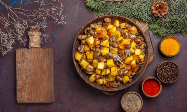 Топовый ужин за полчаса: простой рецепт картошки с грибами — сметут со стола